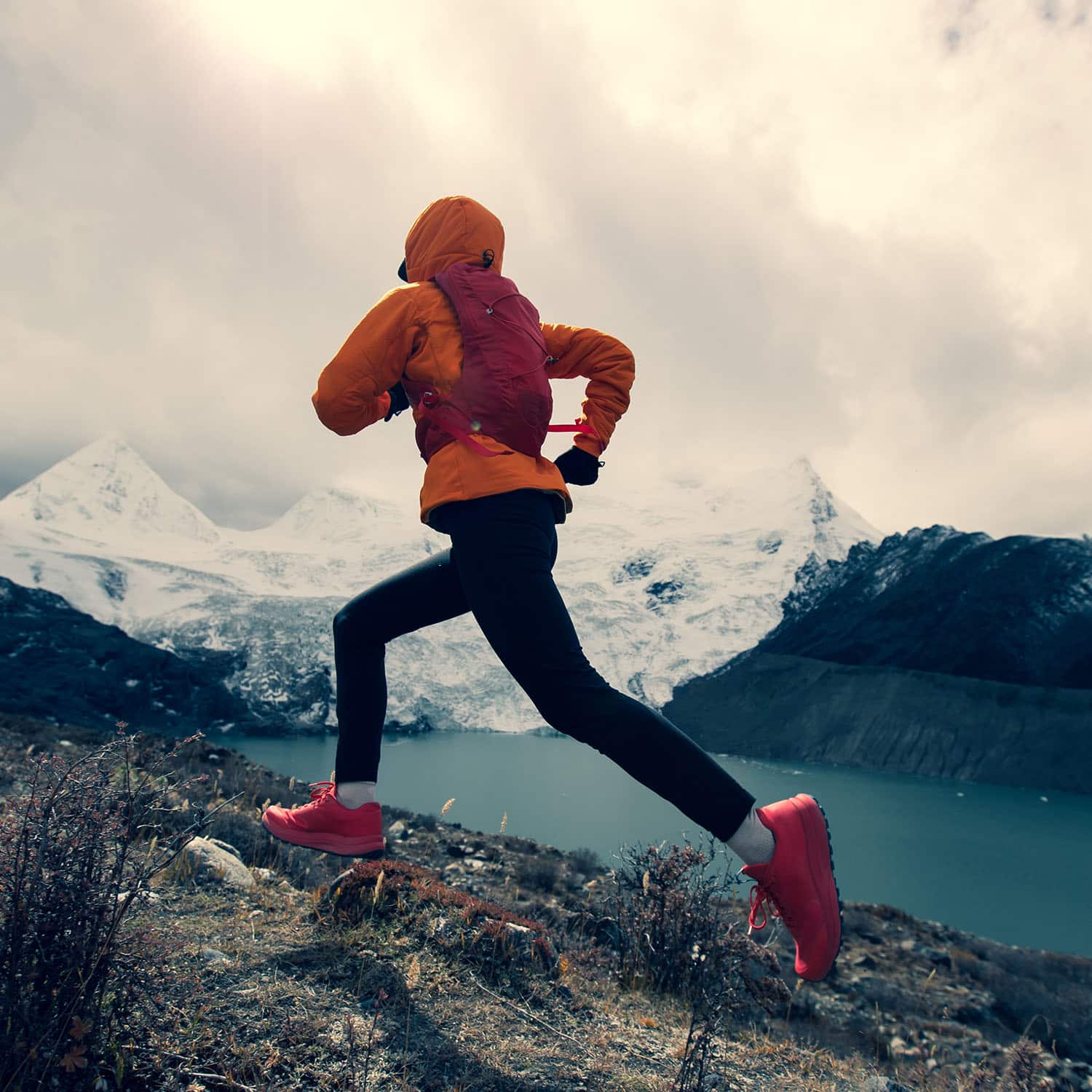woman-trail-runner-cross-country-running-in-winte-2023-11-27-04-54-50-utc